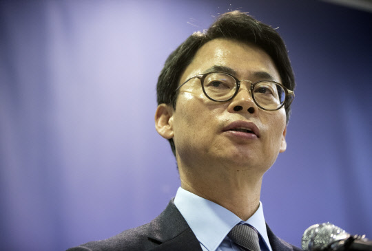 브리핑하는 이규철 특검보      (서울=연합뉴스) 윤동진 기자 = '박근혜 정부의 최순실 등 민간인에 의한 국정농단 의혹 사건 수사 규명을 위한 특별검사팀'의 대변인 이규철 특검보가 26일 오전 서울 대치동 사무실에서 브리핑하고 있다. 2016.12.26       mon@yna.co.kr  (끝)